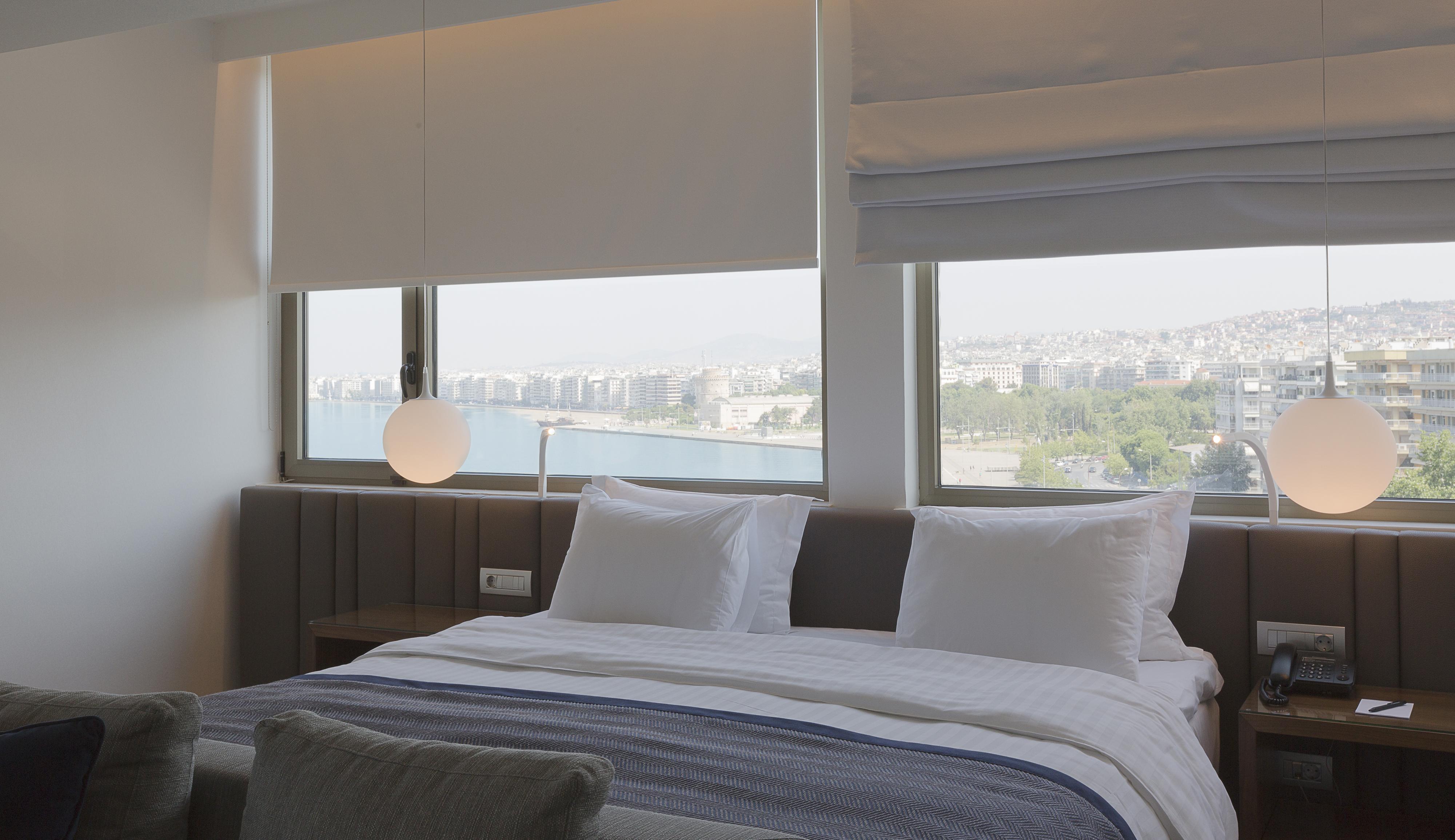 Makedonia Palace Tesalónica Exterior foto A bedroom at the hotel