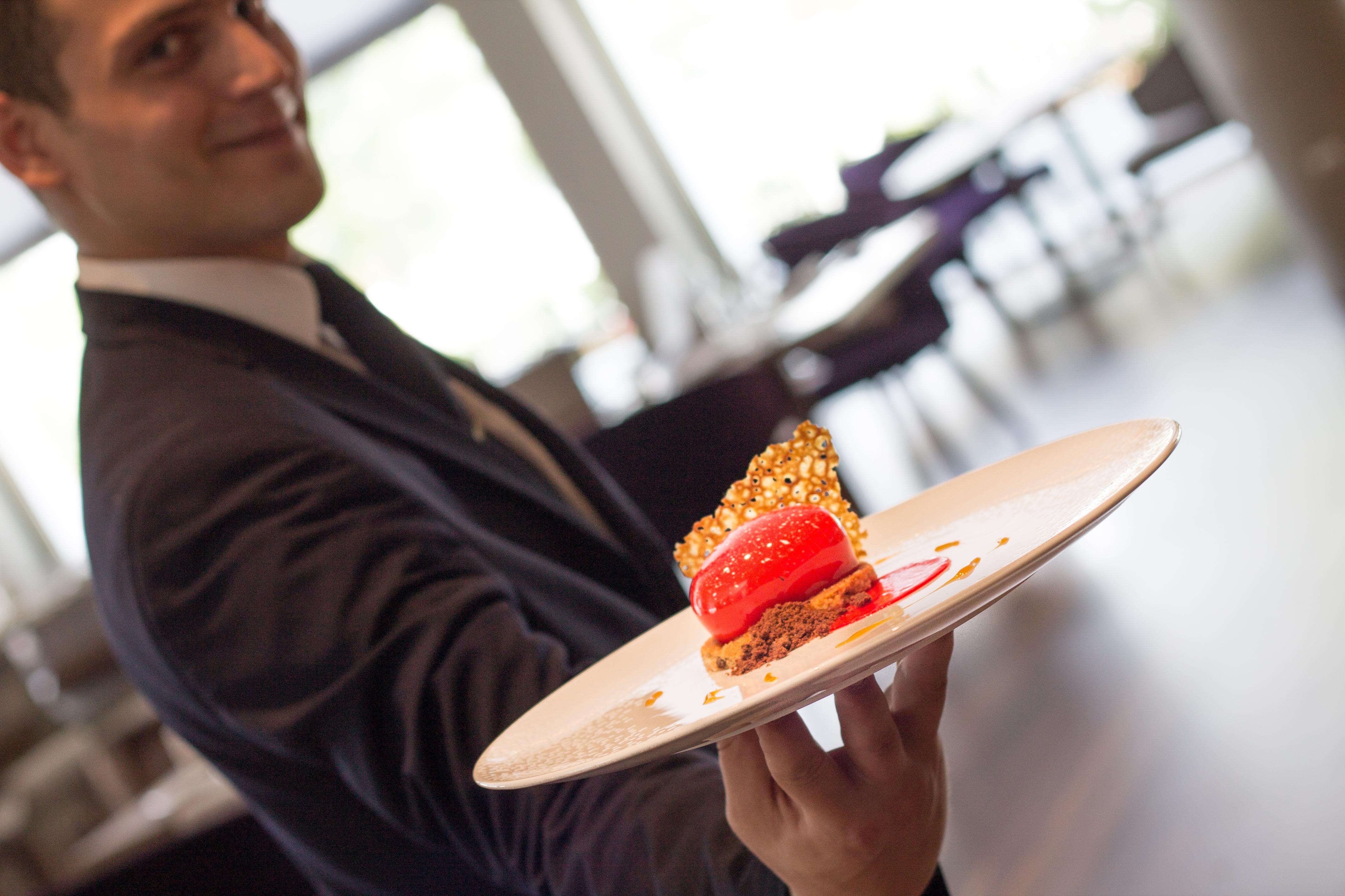 Makedonia Palace Tesalónica Exterior foto A waiter serving a dessert